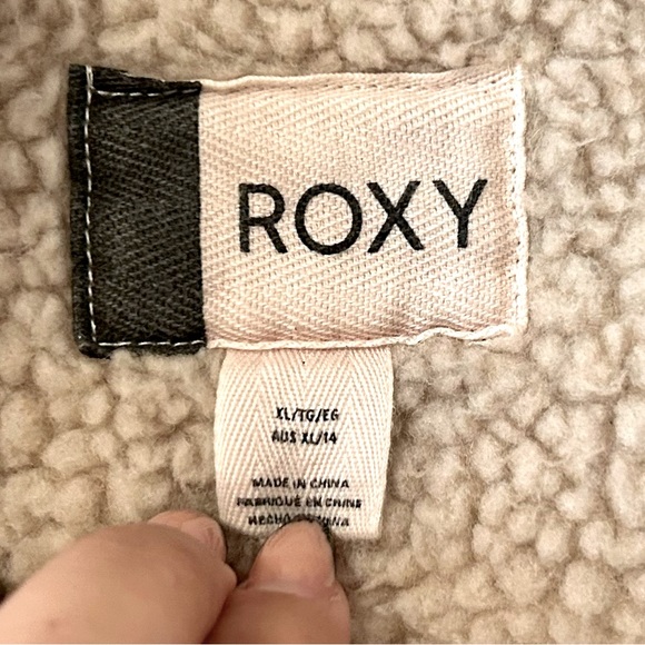 SOLD. PINK ROXY JACKET. Fleece, Sherpa material. Warm, great condition. - Picture 2 of 4